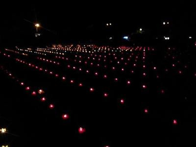 11.000 ngọn nến được thắp sáng trên các ngôi mộ của các liệt sỹ đang yên nghỉ tại nghĩa trang Việt - Lào. Ảnh; Hoài Sơn