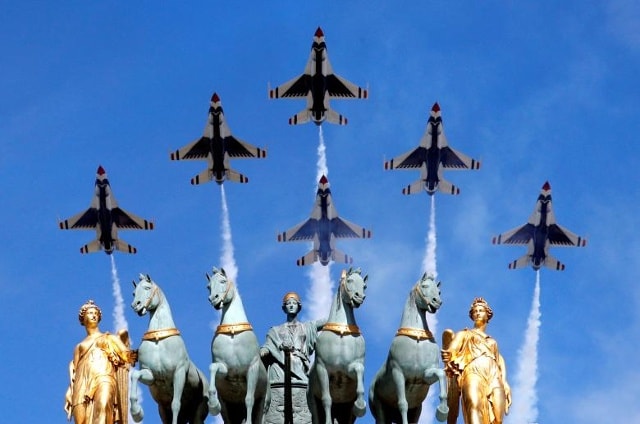 Phi đội Thunderbirds của không quan Mỹ bay qua Khải Hoàn Môn Carrousel. Ảnh: Reuters.