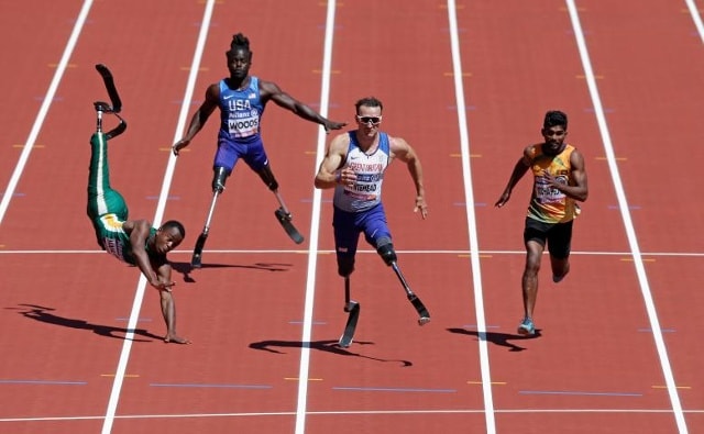 Ntando Mahlangu của Nam Phi rơi vào tình trạng nóng của T42 của đàn ông 100m tại Giải vô địch ParaAthletics Thế giới IAAF ở London.