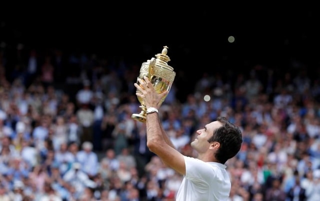 Thụy Sỹ Roger Federer đặt ra với danh hiệu Wimbledon khi ông ăn mừng chiến thắng chung cuộc trước Croatia Croatia Marin Cilic.