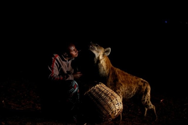 Abbas Yusuf, 23 tuổi, được gọi là Hyena Man, nuôi một con sư tử ở ngoại ô Harar, Ethiopia