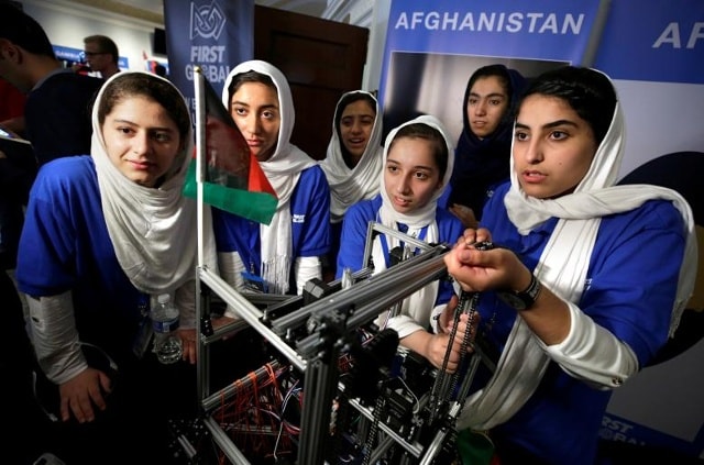 Một nhóm nữ sinh từ Afghanistan chuẩn bị tham dự Thế vận hội robot quốc tế đầu tiên ở Washington