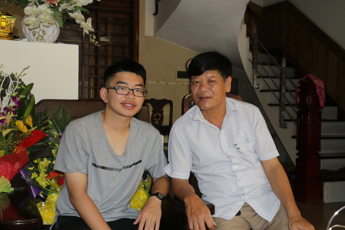 Hoàng Nghĩa Tuyến và bố tại gia đình. Ảnh: Mỹ Hà