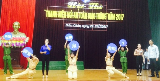 Màn chào hỏi của đội thi xã Diễn Thành tại hội thi “Thanh niên với ATGT”