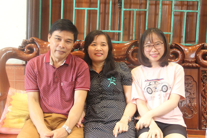 Gia đình em Nguyễn Cảnh Hoàng. Ảnh: Mỹ Hà