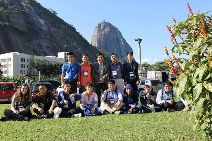 Đoàn học sinh của Việt Nam tại Brazil (Nguyễn Cảnh Hoàng thứ 2 từ phải sang, hàng đầu) Ảnh: F Hồ Sỹ Hùng