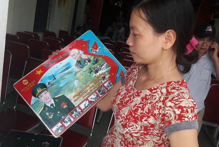 Người phụ nữ tên Trinh, giới thiệu là nhân viên Công ty Sơn Huy ở TP Hải Phòng cho rằng, hình ảnh trong tấm bảng chỉ mang tính biểu trưng. Ảnh: Nguyên Hưng