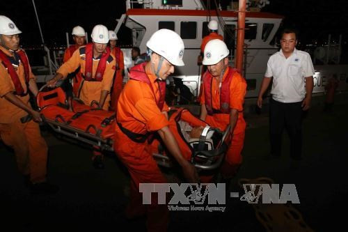 Chuyển nạn nhân từ tàu SAR 412 lên bờ để đưa vào bệnh viện tiếp tục điều trị.