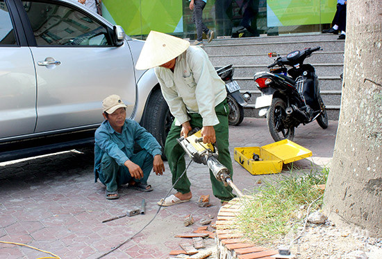 ỡ bỏ các trường hợp vi phạm trước siêu thị Phủ Diễn. Ảnh: Quang An