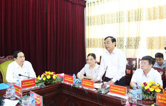 Chủ tịch UBMTTQ tỉnh Nghệ An báo cáo với đoàn công tác Trung ương MTTQ Việt Nam về kết quả hoạt động công tác mặt trận 6 tháng đầu năm 2017. Ảnh: Mai Hoa