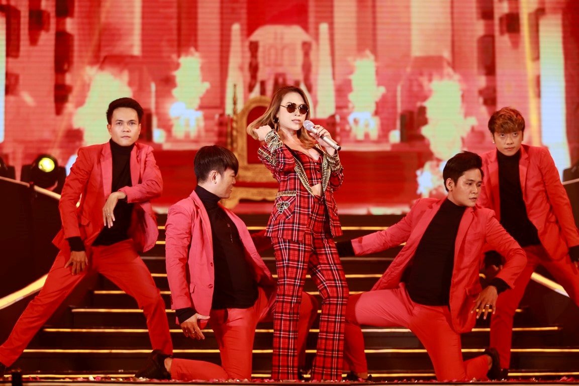 Mỹ Tâm thể hiện hàng loạt hit của mình cùng ca khúc mới