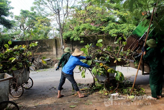 Do số lượng xe chuyên dụng và lực lượng công nhân chỉ vừa đáp ứng thu dọn rác hàng ngày nên những khi rác tăng đột biến, công tác thu dọn chưa kịp thời. Ảnh: Nguyên Nguyên