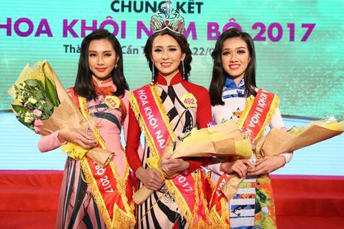 Hải Yến (giữa) là người đẹp đăng quang Hoa khôi Nam Bộ 2017.