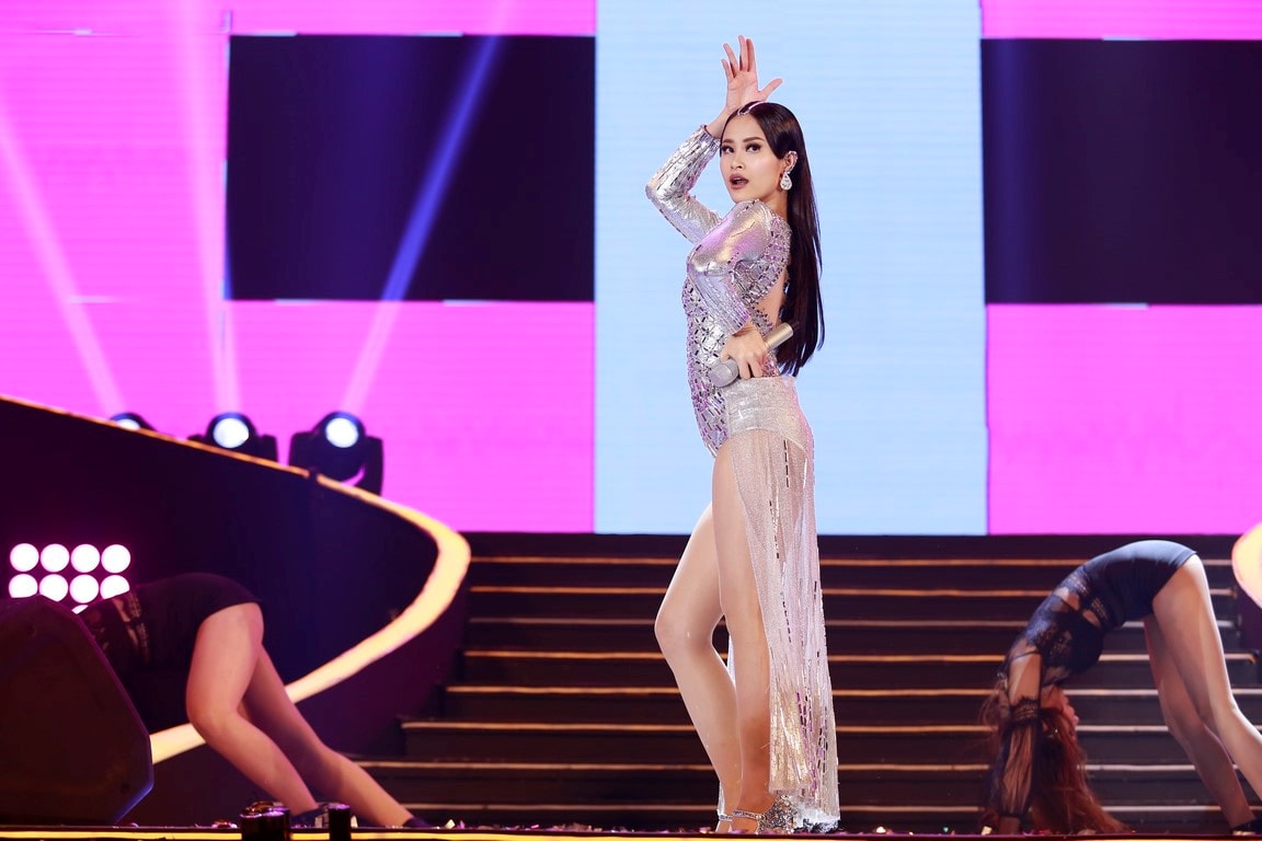 Đông Nhi cũng không kém phần sôi động với những bàn hit của mình.