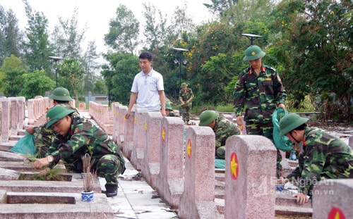 CB, ĐVTN Bộ CHQS tỉnh đang làm vệ sinh tại Nghĩa trang Liệt sỹ huyện Nghi Lộc. Ảnh: Phong Quang