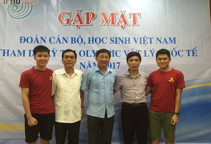 Ban giám hiệu Trường THPT chuyên Phan Bội Châu và hai học sinh của trường trước Kỳ thi Olympic Vật lý Quốc tế. Ảnh: F Trần Văn Nga