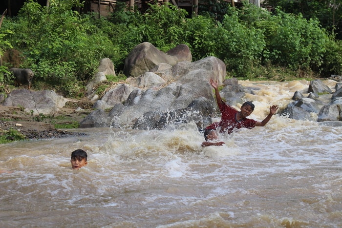 Những đứa trẻ mặc sức lấy đà từ xa rồi từ trên mỏm đá liều lĩnh lao người xuống dòng nước. Ảnh: Đình Tuân