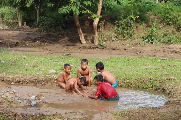 Sau khi được phóng viên nhắc nhở nhiều lần, các em đã chịu lên bờ, dừng trò chơi mạo hiểm. Ảnh: Đình Tuân