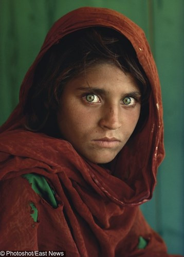 Vào năm 1984, nhiếp ảnh gia Steve McCurry đã đi khắp Afghanistan để thu thập tài liệu về chiến tranh và ghi dấu ấn với bức ảnh cô gái Afghanistan 12 tuổi. Ánh mắt và biểu cảm gây chú ý của cô bé đã lọt vào ống kính của nhiếp ảnh gia McCurry. Nhờ bức ảnh này mà ông giành được nhiều giải thưởng nhiếp ảnh danh giá. Thông qua bức ảnh, câu chuyện về cô bé trên được nhiều người quan tâm. Theo đó, ngôi làng của cô bé trong ảnh bị cháy và nhiều người thân trong gia đình cô bị giết hại. Mãi đến năm 2002, danh tính cô gái trong bức ảnh được xác định là Sharbat Gula.