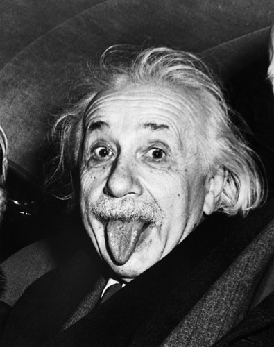 Khoảnh khắc hài hước chụp Albert Einstein khi đang ngồi trong ô tô sau bữa tiệc sinh nhật lần thứ 72 là một trong những bức ảnh nổi tiếng thế giới. Bức ảnh nổi tiếng này do nhiếp ảnh gia Arthur Sasse thực hiện. Để có được bức ảnh này, nhiếp ảnh gia đến và đề nghị Einstein cho chụp một bức ảnh kỷ niệm. Đáp lại lời đề nghị của nhiếp ảnh gia Arthur, nhà khoa học bất ngờ quay lại và lè lưỡi. Ngay lập tức, Arthur lấy máy ảnh chụp lại khoảnh khắc đắt giá trên. Ban đầu, bức ảnh có kích thước lớn hơn nhưng về sau được cắt thành ảnh chân dung. Einstein rất thích bức ảnh này.