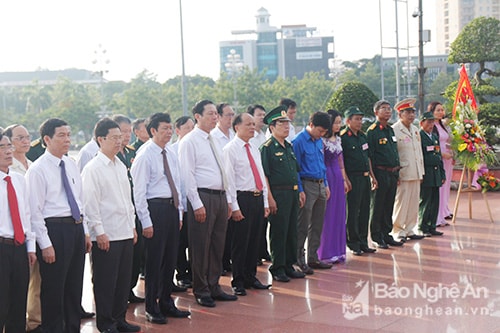 Các đại biểu kính cẩn nghiêng mình trước tượng đại Chủ tịch Hồ Chí Minh. Ảnh: Thanh Nga.