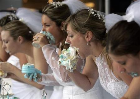 Các cô dâu chăm chú trong cuộc thi với bánh kem tại quảng trường Thời Đại, New York, vào tháng 6/2007.
