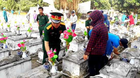 585 lọ hoa tại các phần mộ tại nghĩa trang liệt sỹ huyện Quỳ Hợp đã thay mới