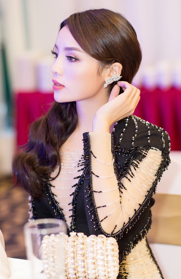 ky-duyen-dien-vay-bo-khoe-duong-cong-khi-di-su-kien-5