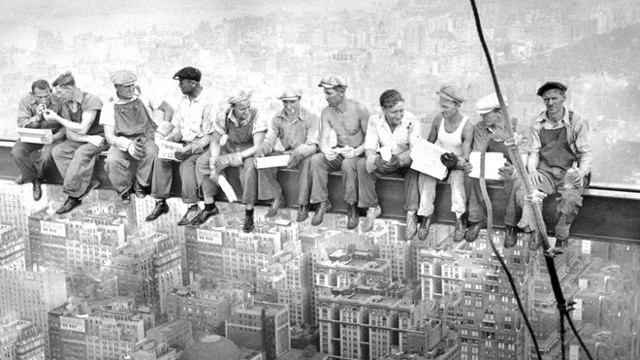 Bức ảnh bữa trưa bên tòa nhà chọc trời ghi lại khoảnh khắc các công nhân ăn cơm trưa khi ở độ cao khiến nhiều người hoảng sợ. Tuy nhiên, trên thực tế, những công nhân trong bức ảnh đang 