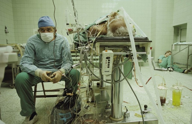 Ca phẩu thuật tim thành công đầu tiên trên thế giới được thực hiện tại Ba Lan, các bác sĩ phải làm việc vất vả trong suốt 23 giờ. Bởi ca phẩu thuật này là một bước tiến lớn trong ngành y học thế giới, do đó vào năm 1987, bức ảnh này đã được giải là”Bức ảnh đẹp nhất” của tạp chí National Geographic và trở nên vô cùng nổi tiếng.  Một điều thú vị là bệnh nhân sau ca phẫu thuật lại sống thọ hơn tất cả những bác sĩ đã từng tham gia vào kíp mổ của ông.