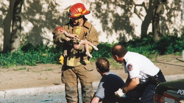 Bức ảnh một người lính cứu hỏa đang bế đứa bé bị thương trên tay được ghi lại trong một vụ nổ bom ở Okalahoma nước Mỹ vào năm 1995. Một sự trùng hợp đó là bức ảnh này lại rất giống với một bức ảnh được một nhiếp ảnh gia khác ghi lại.