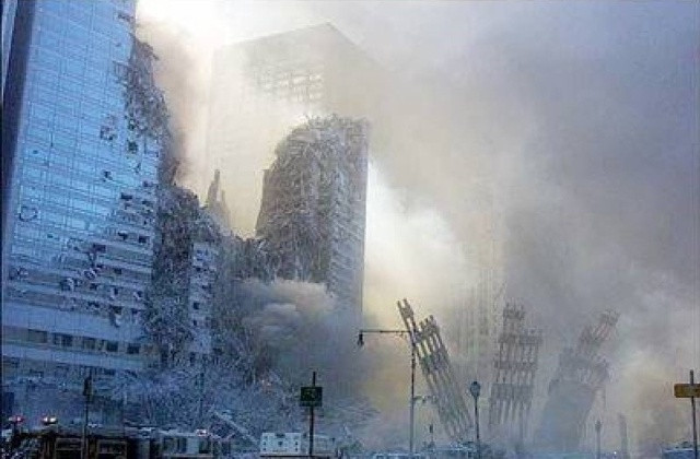 Bill Biggart, tác giả của bức ảnh trên đã ghi lại khoảnh khắc tòa nhà đang đổ sập trong vụ tấn công khủng bố đẫm máu ngày 11/9. Tuy nhiên, ông đã qua đời sau khi tòa nhà thứ hai đổ sập xuống và các mảnh vỡ đè lên người ông. Sau khi dọn dẹp hiện trường vụ tấn công, các cảnh sát đã tìm thấy chiếc máy ảnh và mở lên thì phát hiện ra bức ảnh này, và đó cũng là bức ảnh cuối cùng trong cuộc đời của nhiếp ảnh gia xấu số.