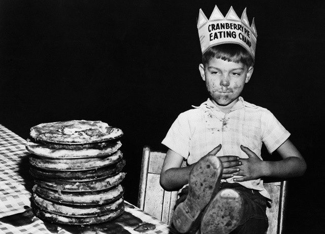 Richard Baranski, 6 tuổi với cái bụng căng đầy sau khi đoạt được chức vô địch của cuộc thi ăn bánh nam việt quất khi ăn chiếc bánh ngọt có đường kính hơn 25cm trong vòng 15 giây. Cuộc thi này là một phần của lễ hội nam việt quất.