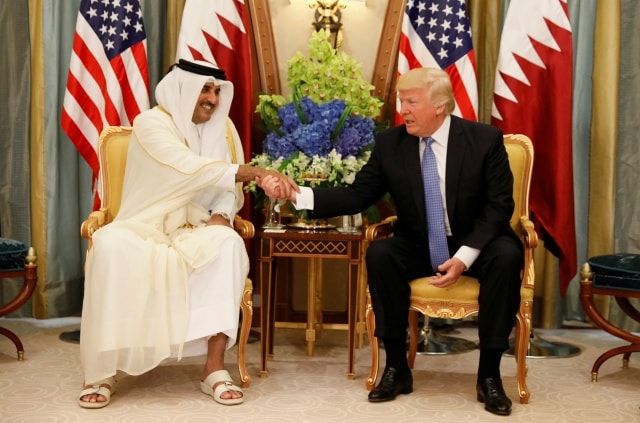 Tiểu vương Qatar Al-Thani gặp Tổng thống Mỹ Donald Trump  tại Riyadh, Saudi Arabia ngày 21/5. Ảnh: AP