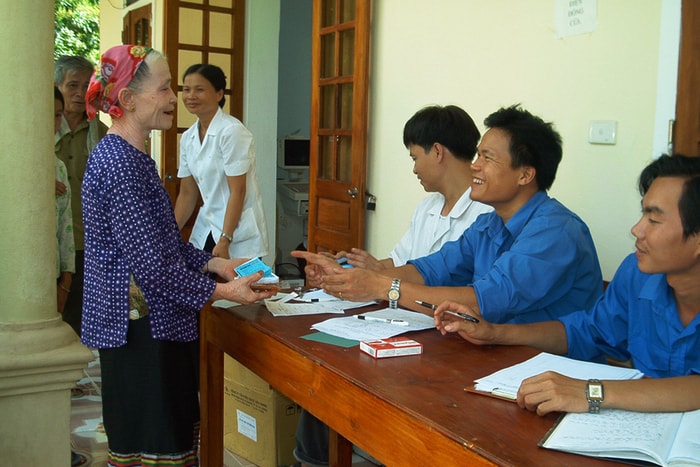 Khám, phát thuốc miễn phí cho các gia đình chính sách ở xã Châu Thắng (Quỳ Chậ). Ảnh: P.V