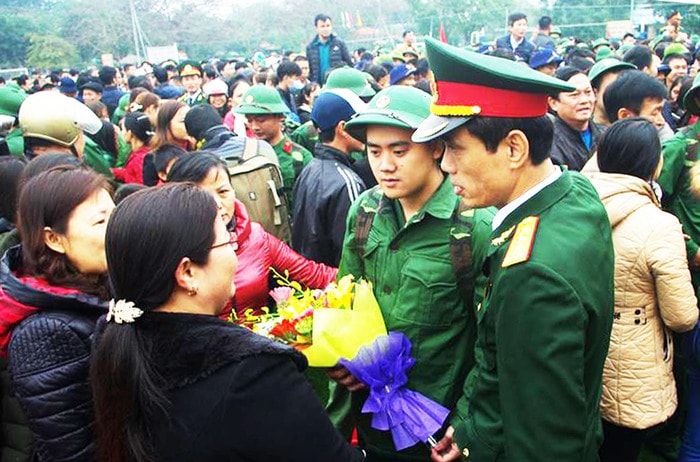 Tân binh thành phố Vinh lên đường nhập ngũ.