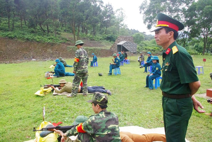 Kiểm tra công tác huấn luyện dân quân tự vệ.