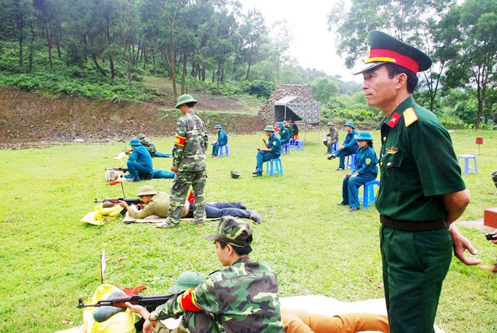 Kiểm tra công tác huấn luyện dân quân tự vệ. 