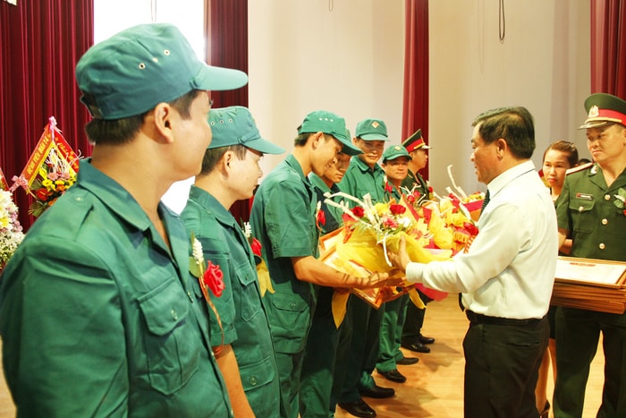 Đồng chí Võ Viết Thanh tặng Giấy khen của UBND thành phố cho các tập thể có thành tích xuất sắc. 