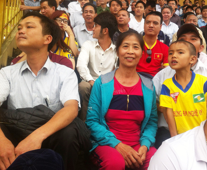 Bà Nguyễn Thị Hoa (mẹ Công Phượng) xem trực tiếp con trai thi đấu trên sân Vinh trong trận đấu giữa SLNA - HAGL. Ảnh: Đại Nghĩa