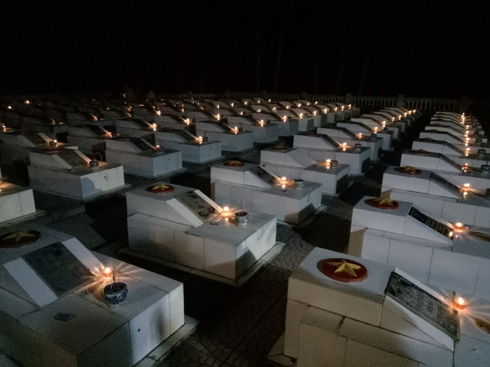 Hàng trăm ngọn nến được thắp lên trên các phần mộ các anh hùng liệt sỹ. Ảnh: Quang Huy
