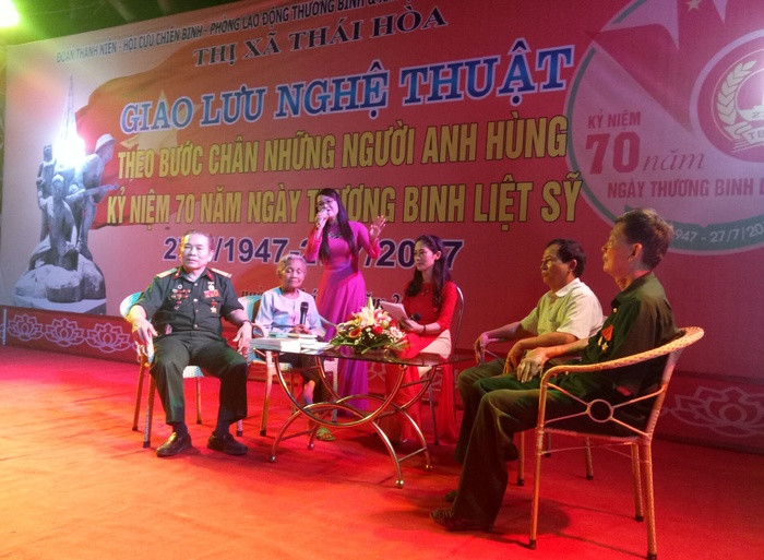 Giao lưu, gặp gỡ, trò chuyện cùng Bà mẹ Việt Nam anh hùng, cựu chiến binh tại buổi lễ. Ảnh: Quang Huy
