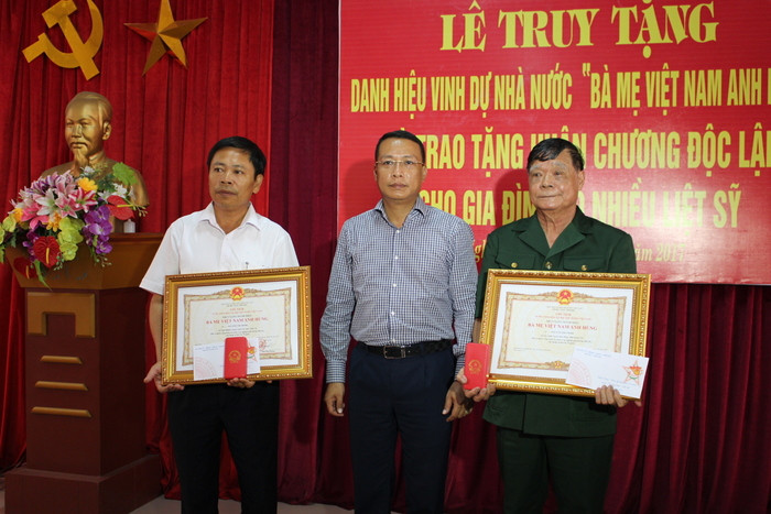 Đồng chí Phạm Hồng Quang - Bí thư Huyện ủy Nghi Lộc trao truy tặng danh hiệu vinh dự nhà nước 