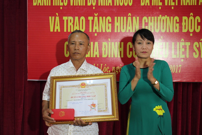 Trao Huân chương Độc lập hạng Ba cho gia đình ông Nguyễn Đình Hoán ở xã Nghi Hợp có 3 con liệt sỹ. Ảnh: Nhật Tuấn