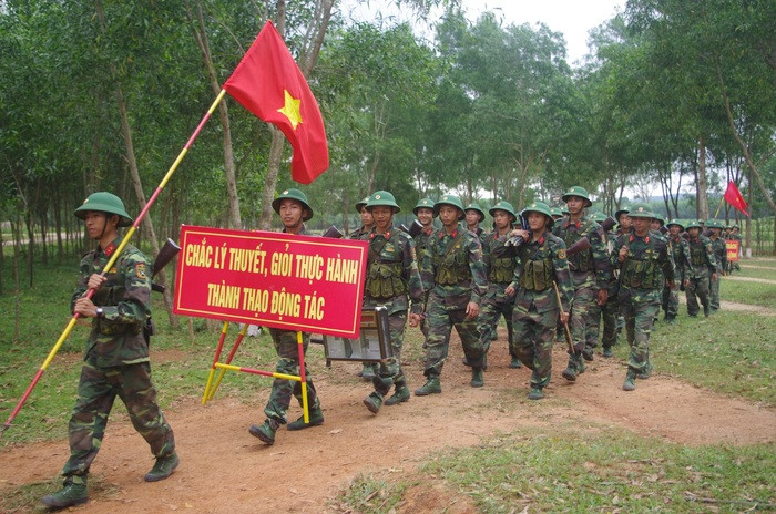 Các chiến sỹ trẻ hào hứng trên đường ra thao trường. Ảnh: Mạnh Hùng