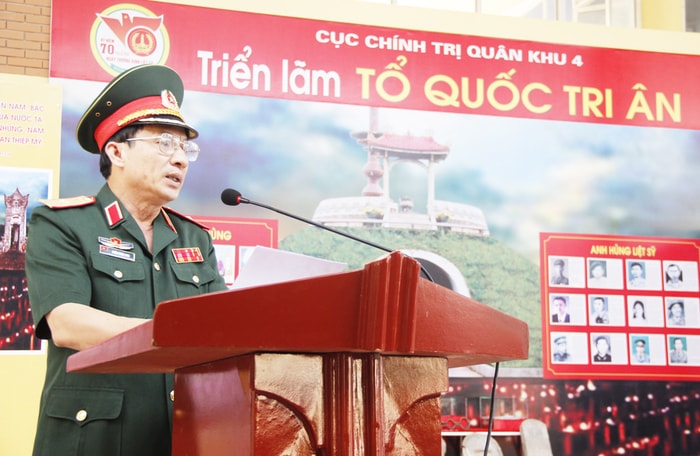 Đồng chí Doãn Ngọc Sơn - Phó Chủ nhiệm chính trị Quân khu đọc diễn văn khai mạc triển lãm.