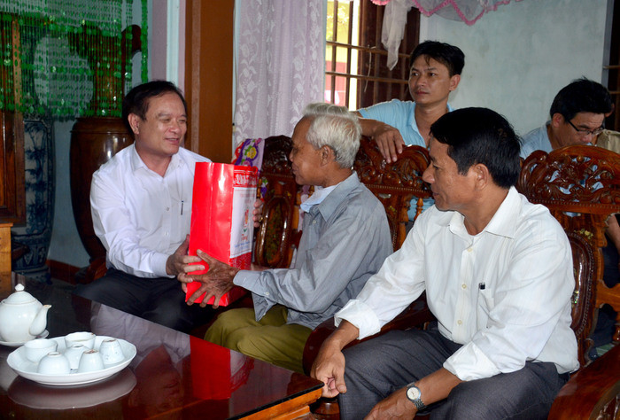 Đồng chí Hồ Phúc Hợp thăm, tặng quà thương binh Nguyễn Văn Toàn, khối Đông Triều, phường Quỳnh Dị, thị xã Hoàng Mai. Ảnh: Thành Duy