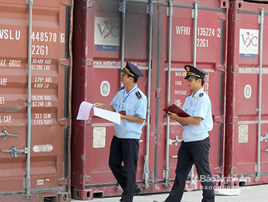 Cán bộ Hải quan Nghệ An kiểm tra thực tế hàng hóa thông qua Cảng Cửa Lò. Ảnh Tư liệu