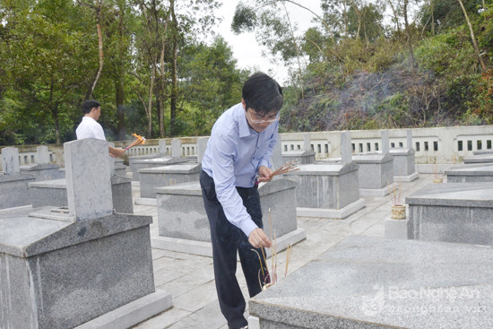 Cán bộ ngành GTVT thắp hương tại phần mộ các anh hùng liệt sỹ tại Nghĩa trang Truông Kè.