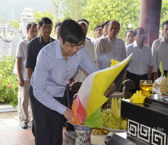 Dâng hoa tại phần mộ 13 liệt sỹ TNXP tại Truông Bồn. Ảnh Thanh Lê